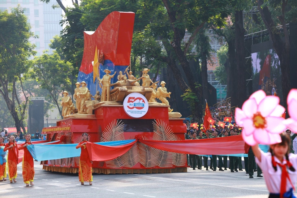 A model vehicle featuring the symbol of 50 years of the Liberation of the South passes the grandstand. Photo: VNA
