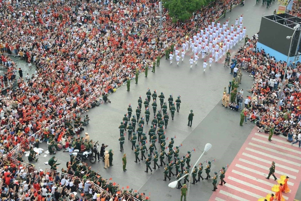 The military and police parade captures the attention of large crowds across Ho Chi Minh City. Photo: VNA
