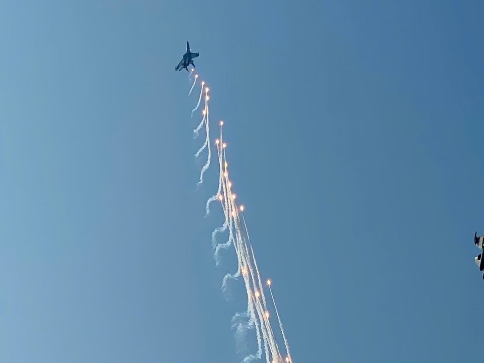 A demonstration of heat flares by Su-30MK2 fighter jets in the sky over Ho Chi Minh City. Photo: Hong Dat - VNA