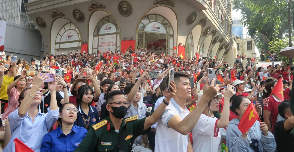 People cheer with excitement as the parade passes by. Photo: VNA