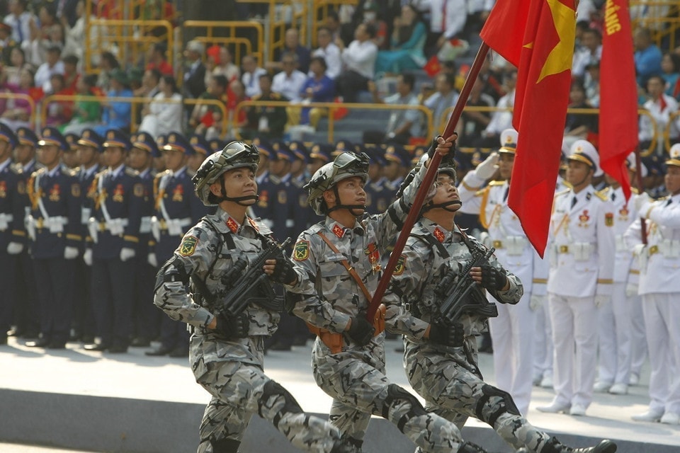 The Paratrooper Special Forces soldiers march past the grandstand. Photo: VNA
