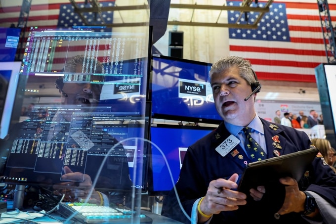 Nhân viên giao dịch trên sàn chứng khoán New York (NYSE). Ảnh: Reuters