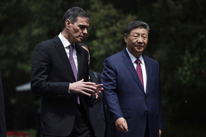 Chủ tịch Trung Quốc Tập Cận Bình (phải) và Thủ tướng Tây Ban Nha Pedro Sanchez tại Bắc Kinh ngày 11/4. Ảnh: AP