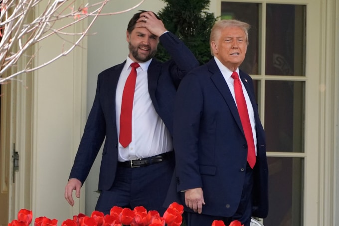 Tổng thống Mỹ Donald Trump (phải) và Phó tổng thống JD Vance tại Nhà Trắng ngày 14/4. Ảnh: AP