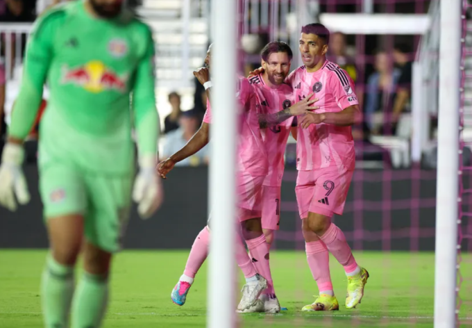 Lionel Messi và Luis Suarez mừng bàn trong trận Inter Miami thắng New York Red Bulls trên sân Lockhart, Fort Lauderdale, Florida, Mỹ ngày 3/5. Ảnh: AS