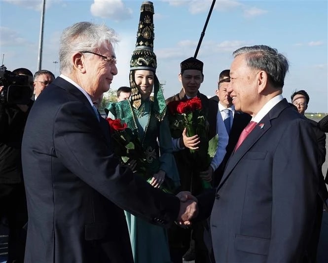 President of Kazakhstan Kassym-Jomart Tokayev welcomes Party General Secretary To Lam at Nursultan Nazarbayev International Airport in the capital city of Astana on May 5. (Photo: VNA)
