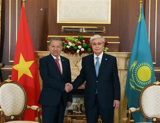 President of Kazakhstan Kassym-Jomart Tokayev welcomes Party General Secretary To Lam on May 5. (Photo: VNA) vna-potal-tong-bi-thu-to-lam-den-astana-bat-dau-tham-cap-nha-nuoc-toi-kazakhstan-8014157.jpg