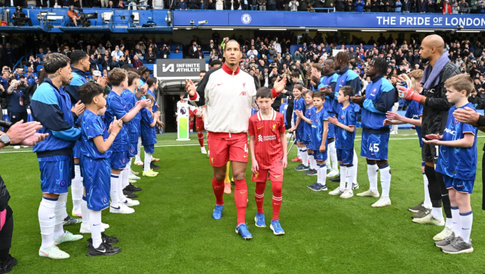 Các cầu thủ Chelsea xếp hai hàng, vỗ tay chào đón nhà vô địch Liverpool ở vòng 35 Ngoại hạng Anh trên sân Stamford Bridge, London, Anh ngày 4/5. Ảnh: PL