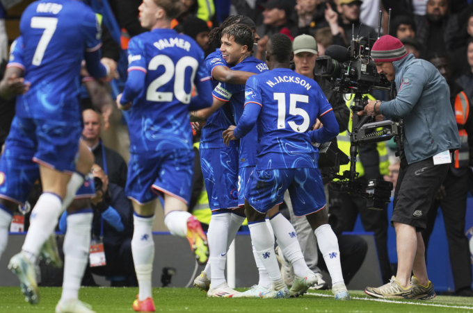Các cầu thủ Chelsea mừng bàn mở tỷ số của Enzo Fernandez. Ảnh: AP
