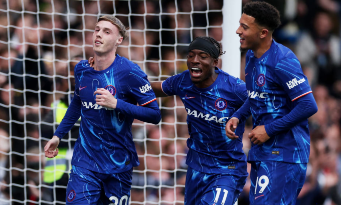 Cole Palmer (trái) mừng bàn ấn định tỷ số cùng Noni Madueke và Jadon Sancho. Ảnh: Reuters