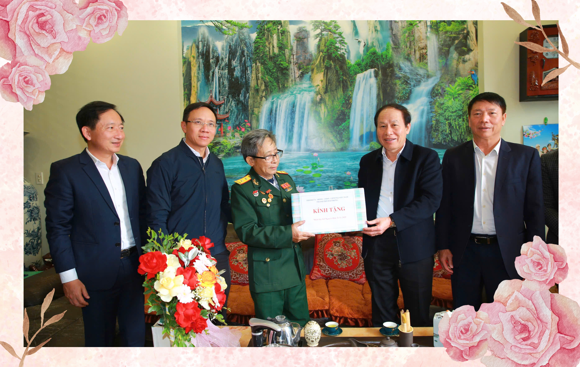 Đồng chí Lê Tiến Châu, Ủy viên Trung ương Đảng, Bí thư Thành ủy, Trưởng Đoàn đại biểu Quốc hội Hải Phòng cùng lãnh đạo các sở, ngành và quận Dương Kinh thăm, tặng quà, chúc Tết người có công.