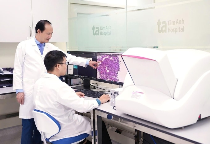 Máy Slide Scanner 3D-Histech ứng dụng trí tuệ nhân tạo, giúp quét và số hóa toàn bộ tiêu bản mô học với độ phân giải cực cao, là công cụ quan trọng để đánh giá chỉ dấu sinh học trong nghiên cứu VISTA-1. Ảnh: Bệnh viện cung cấp