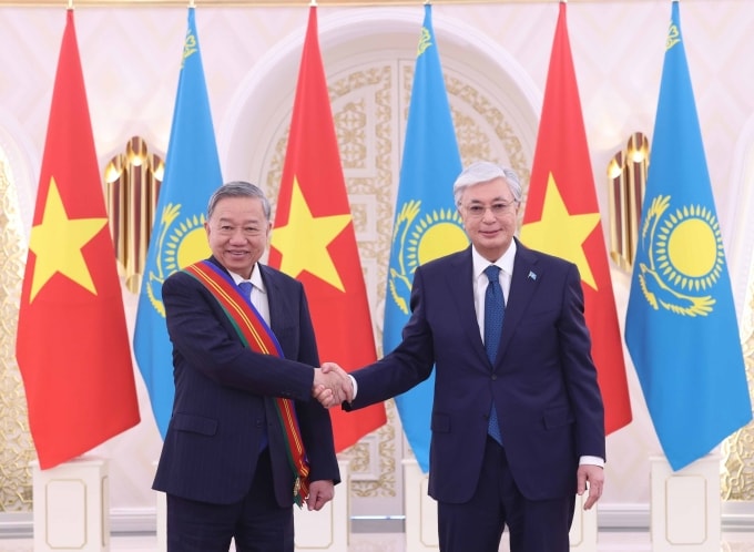 Tổng Bí thư Tô Lâm và Tổng thống Kazakhstan Kassym-Jomart Tokayev tại lễ trao Huân chương Hữu nghị Dostyk hạng nhất ngày 6/5. Ảnh: TTXVN