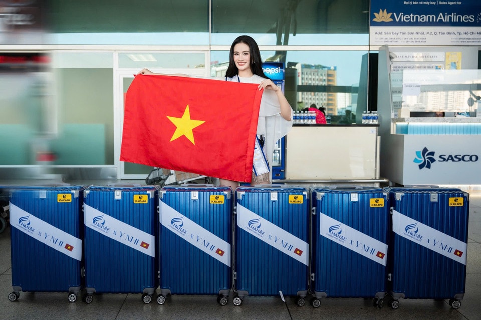 Trong chuyến đi này, Ý Nhi mang theo hơn 160 kg hành lý, bao gồm 30 bộ trang phục đến từ các nhà thiết kế nổi tiếng. Tất cả đều được cô cùng êkíp lựa chọn và chuẩn bị kỹ lưỡng. (Ảnh: CTV/Vietnam+)