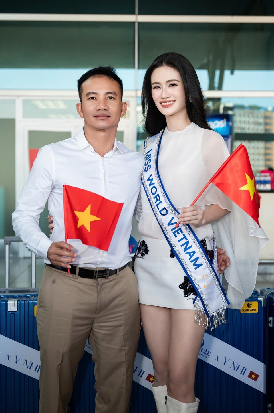 Cha của Ý Nhi đến động viên con gái thi tốt ở Ấn Độ. Ông gửi gắm: “Tôi biết Ý Nhi đã nỗ lực và cố gắng rất nhiều. Mong con cứ tự tin là chính mình, mang hết những gì con có để thể hiện với bạn bè quốc tế. Dù kết quả thế nào, Ý Nhi mãi là niềm tự hào của tôi và cả gia đình.” (Ảnh: CTV/Vietnam+)