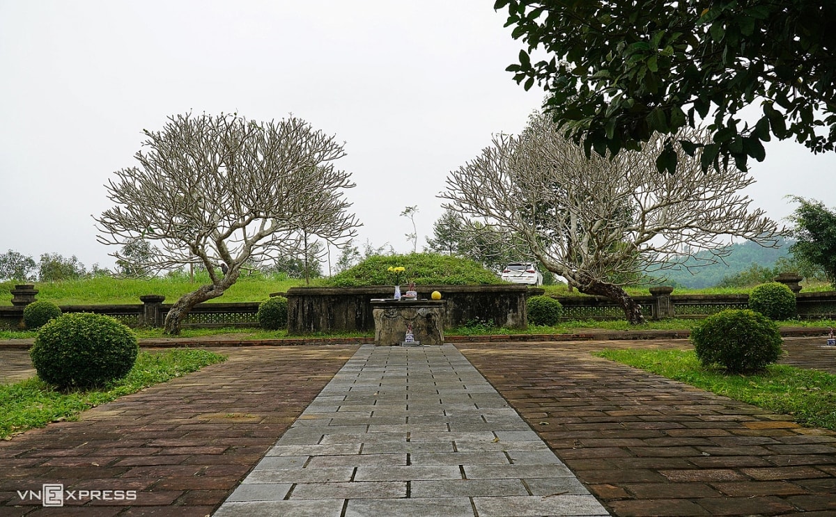 lang-mo-vua-le-tuc-tong.jpg