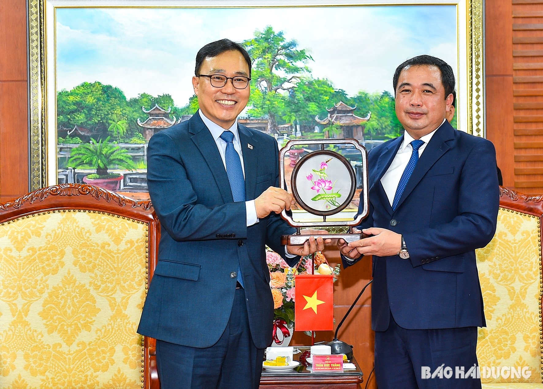 Đồng chí Bí thư Tỉnh ủy Trần Đức Thắng tặng quà lưu niệm cho Đại sứ Hàn Quốc tại Việt Nam Choi Youngsam