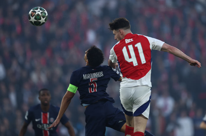 Declan Rice đánh đầu chệch cột ở phút 3. Ảnh: AFP