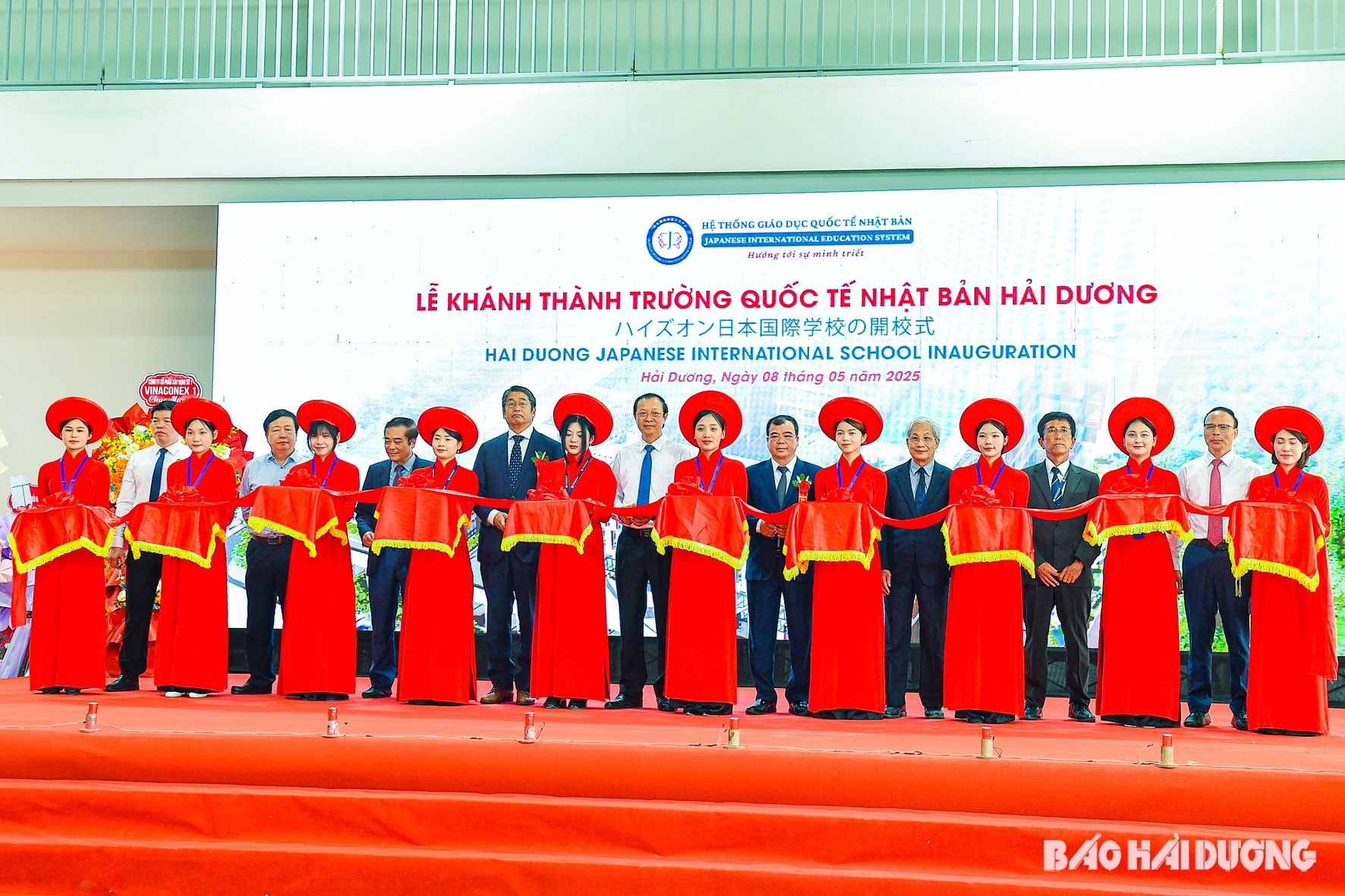 Các đại biểu thực hiện nghi thức cắt băng khánh thành Trường quốc tế Nhật Bản Hải Dương