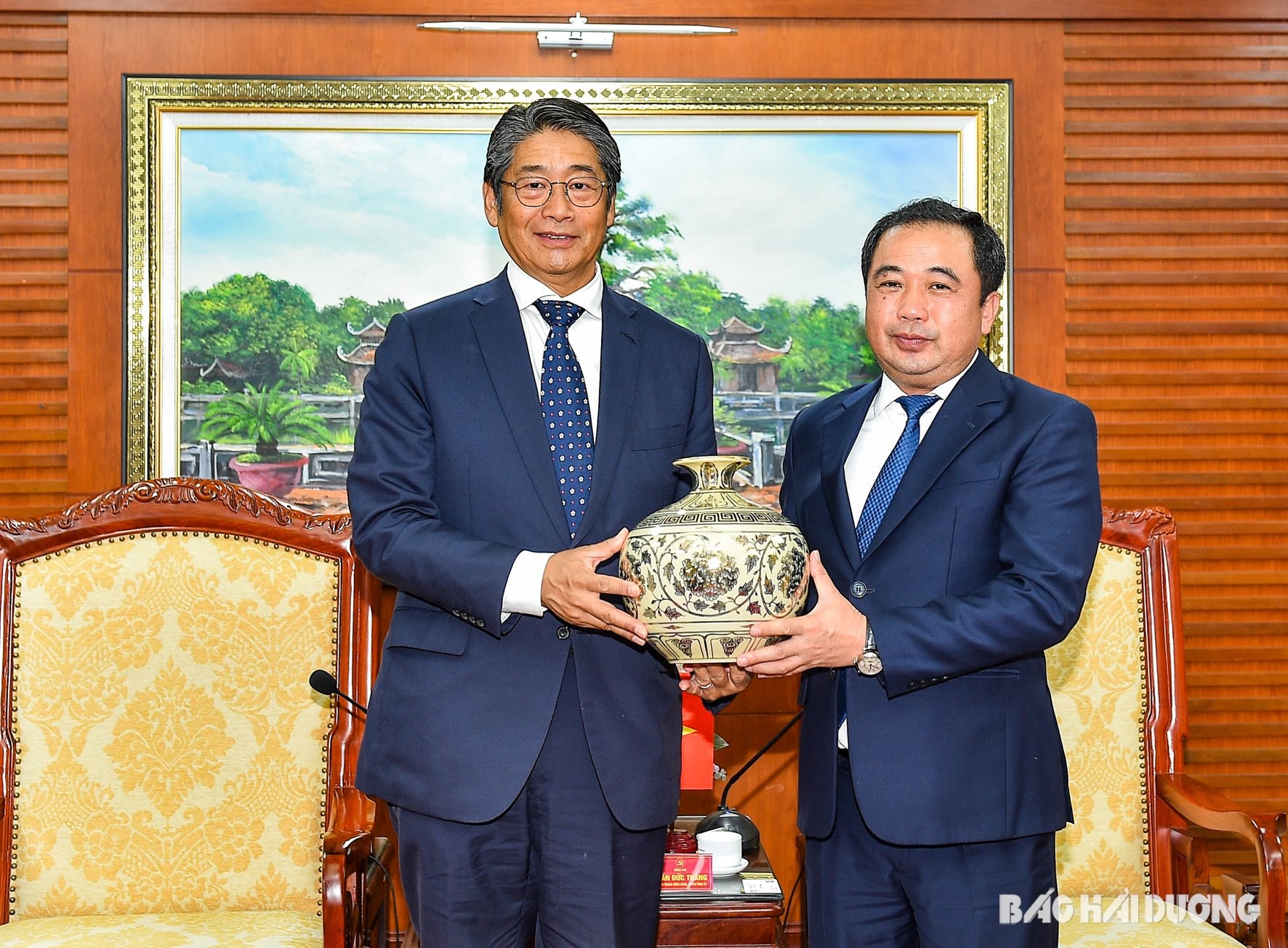Đồng chí Bí thư Tỉnh ủy Trần Đức Thắng tặng quà lưu niệm cho Đại sứ Nhật Bản tại Việt Nam Ito Naoki