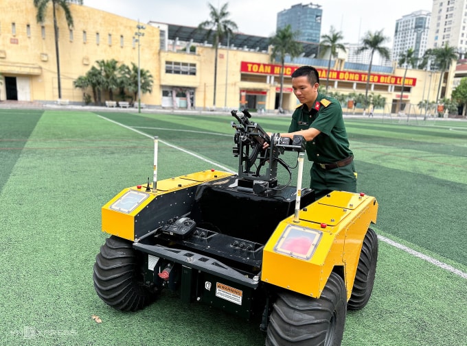 TS Chung kiểm tra hệ vũ khí trên robot chiến đấu. Ảnh: Dương Tâm