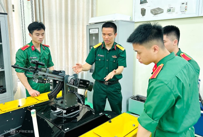 TS Lê Bá Chung giới thiệu robot chiến đấu cho học viên Học viện Kỹ thuật quân sự. Ảnh: Dương Tâm