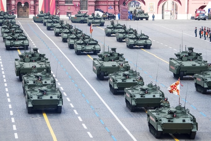 Xe chiến đấu bộ binh BMP-3, Kurganets-25 và đoàn xe tăng chủ lực tiến qua lễ đài. Ảnh: RIA Novosti