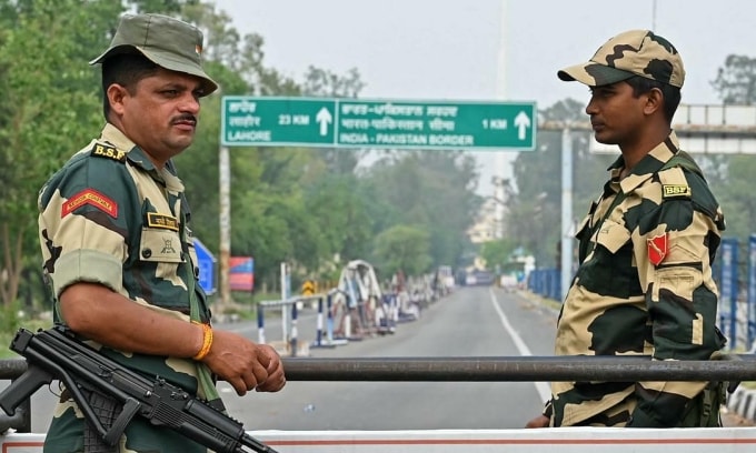 Lính biên phòng Ấn Độ tại cửa khẩu Wagah giáp Pakistan hôm 3/5. Ảnh: AFP