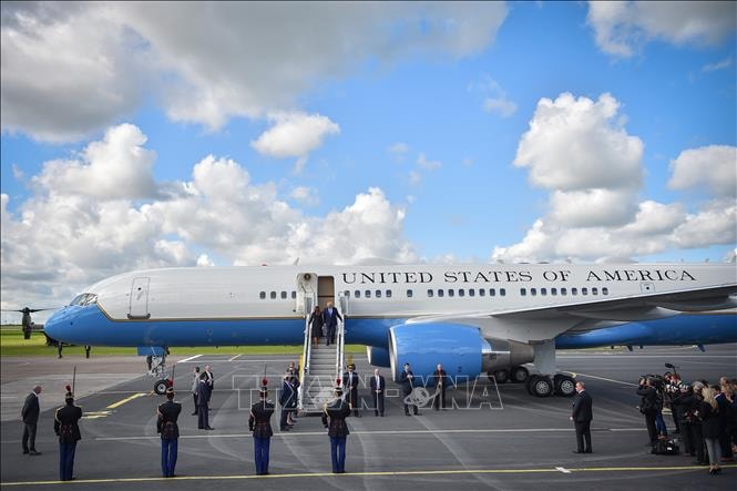 chiec-khong-luc-mot-cho-tong-thong-my-donald-trump-va-de-nhat-phu-nhan-melania-trump-sau-khi-ha-canh-xuong-san-bay-o-phap-nam-2019.jpg