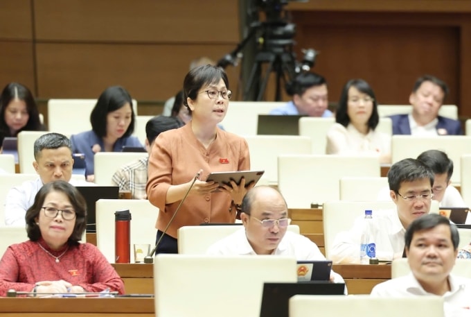Bà Nguyễn Vân Chi, Phó chủ nhiệm Ủy ban Kinh tế và Tài chính, tranh luận tại phiên thảo luận ngày 12/5. Ảnh: Giang Huy