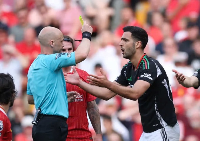 Trọng tài rút thẻ vàng thứ hai cho Mikel Merino. Ảnh: Reuters