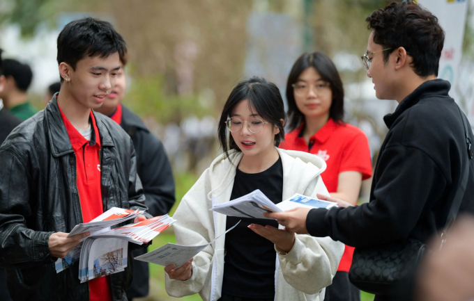 Sinh viên các trường phát tờ rơi tư vấn tuyển sinh cho thí sinh ở Hà Nội hôm 16/3. Ảnh: Lê Linh