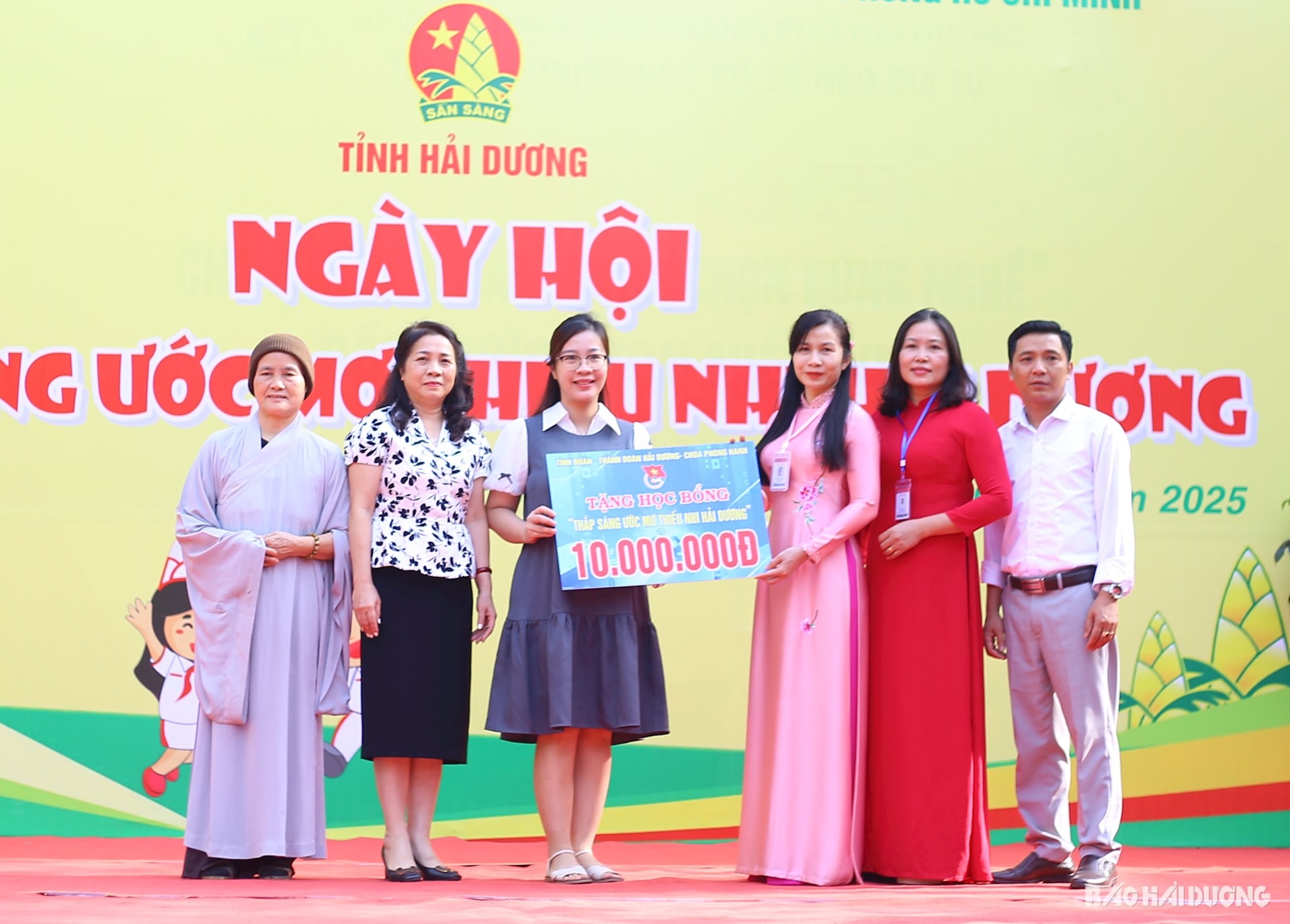 Tỉnh đoàn, Thành đoàn Hải Dương và chùa Phong Hanh trao tặng học bổng “Thắp sáng ước mơ thiếu nhi Hải Dương” trị giá 10 triệu đồng cho các em học sinh hoàn cảnh khó khăn Trường THCS Ngô Gia Tự, đồng thời trao tặng 500 chiếc khăn quàng đỏ cho liên đội trường