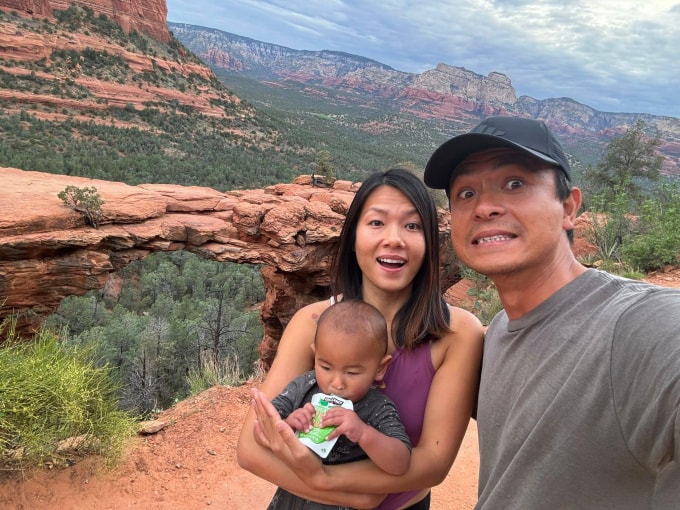 Vợ chồng Vũ - Ngọc và con trai một tuổi trước Devil’s Bridge, ở Arizona tháng 5/2025. Ảnh: Cuộc sống di động