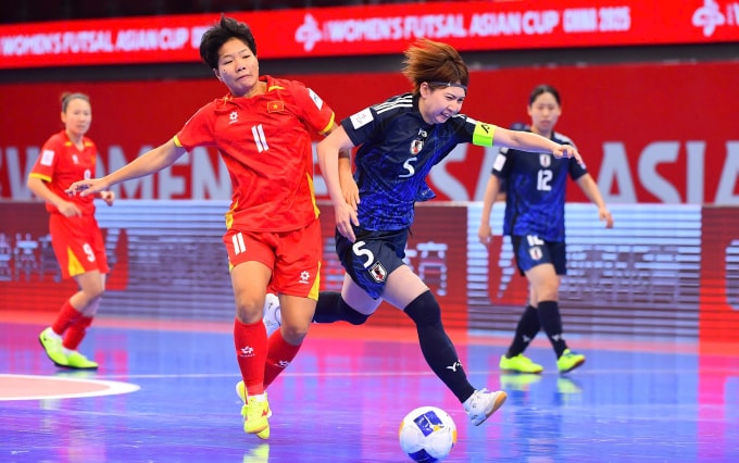 KThủa (số 11) tranh bóng cùng Kaho Ito (5) ở tứ kết Việt Nam - Nhật Bản VCK futsal nữ châu Á 2025, trưa 13/5. Ảnh: AFC