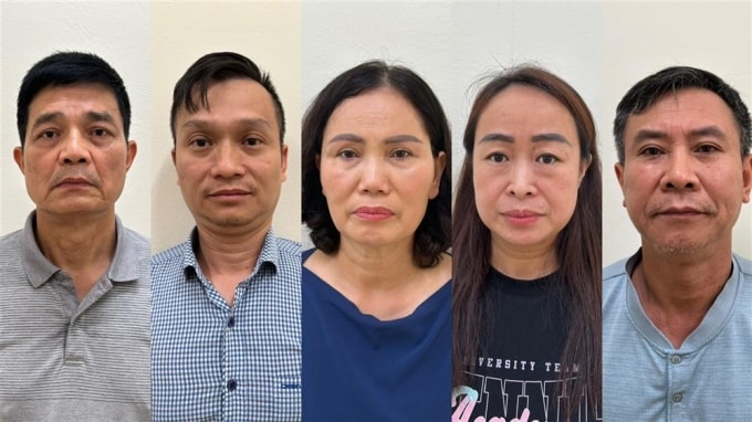 Bị can Nguyễn Thanh Phong, Đinh Quang Minh, Nguyễn Thị Minh Hải, Lê Thị Hiên, Cao Văn Trung (từ trái qua phải) tại cơ quan điều tra. Ảnh: Bộ Công an