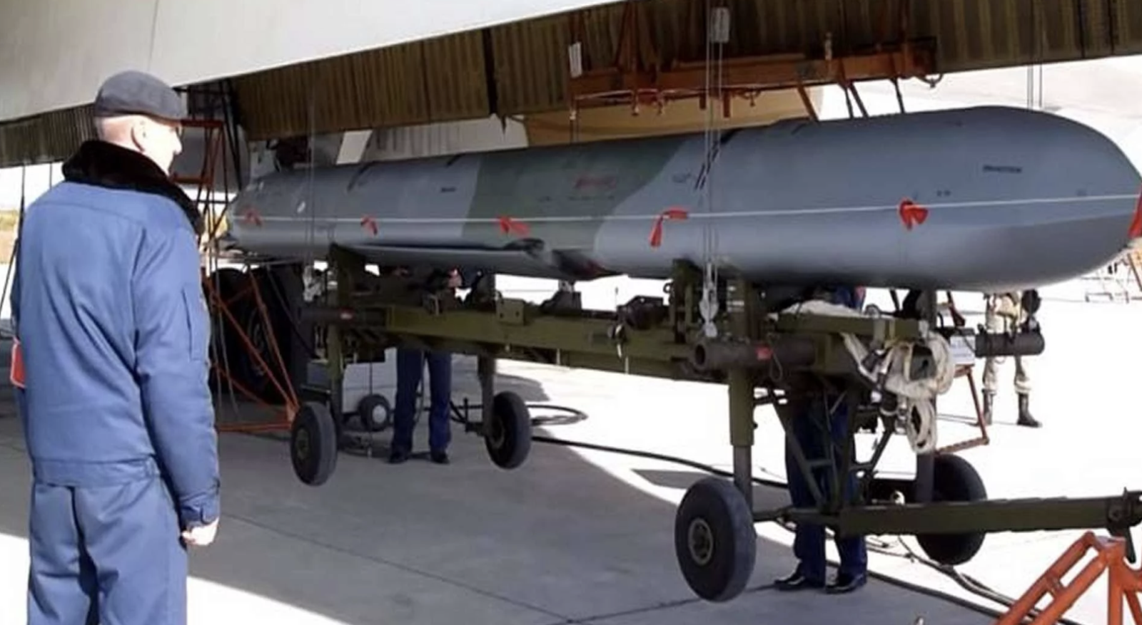 ten-lua-hanh-trinh-kh-101-duoc-thiet-ke-de-ne-tranh-radar-va-tan-cong-cac-muc-tieu-co-gia-tri-cao-voi-dau-dan-nang-450-kg.png