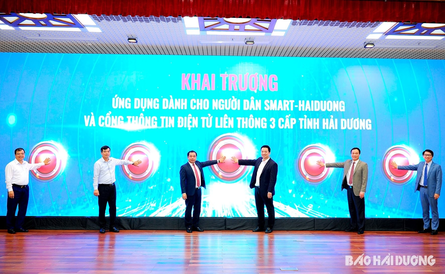 Các đại biểu bấm nút khai trương ứng dụng dành cho người dân Smart-Hai Duong và Cổng thông tin điện tử liên thông 3 cấp tỉnh Hải Dương