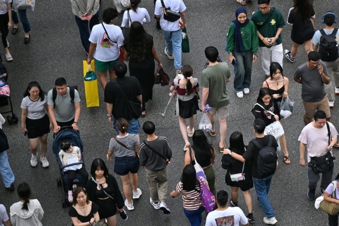 Người dân đi lại trên đường phố Singapore. Ảnh: Strais Times