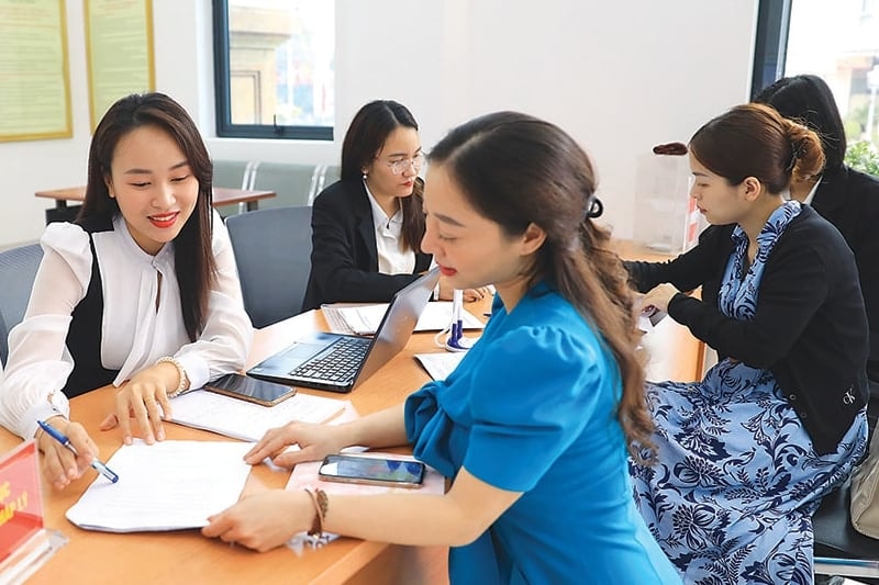 Nhân viên Chi nhánh Trung tâm Phục vụ hành chính công Cầu Giấy (Hà Nội) hướng dẫn người dân làm thủ tục hành chính.