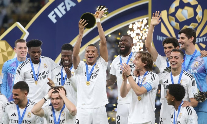 Kylian Mbappe nâng danh hiệu Cup Liên lục địa cùng Real Madrid, trên sân Lusail, Qatar tối 18/12/2024. Ảnh: AP