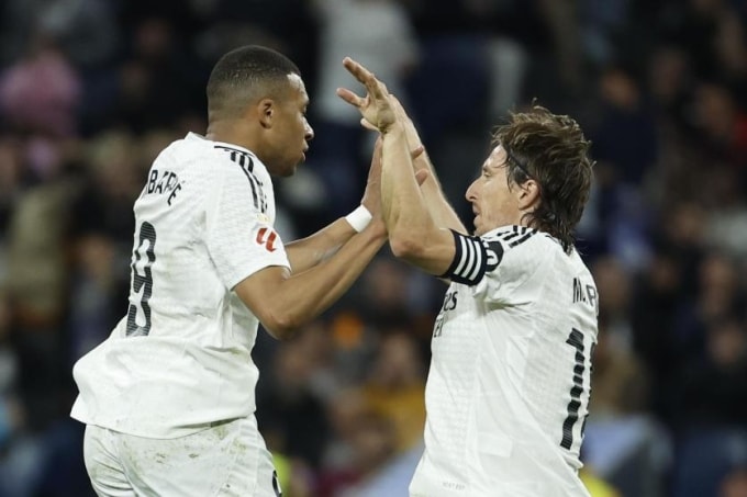 Mbappe (trái) mừng bàn gỡ cho Real trong trận thắng Mallorca 2-1 ở vòng 36 La Liga tối 14/5. Ảnh: EFE