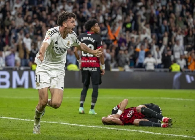 Jacobo Ramon (trái) mừng bàn ấn định chiến thắng 2-1 cho Real trước Mallorca ở vòng 36 La Liga tối 14/5. Ảnh: MD
