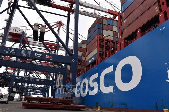 tau-cho-hang-cua-hang-van-tai-trung-quoc-cosco-neo-tai-cang-long-beach-bang-california-my.jpg