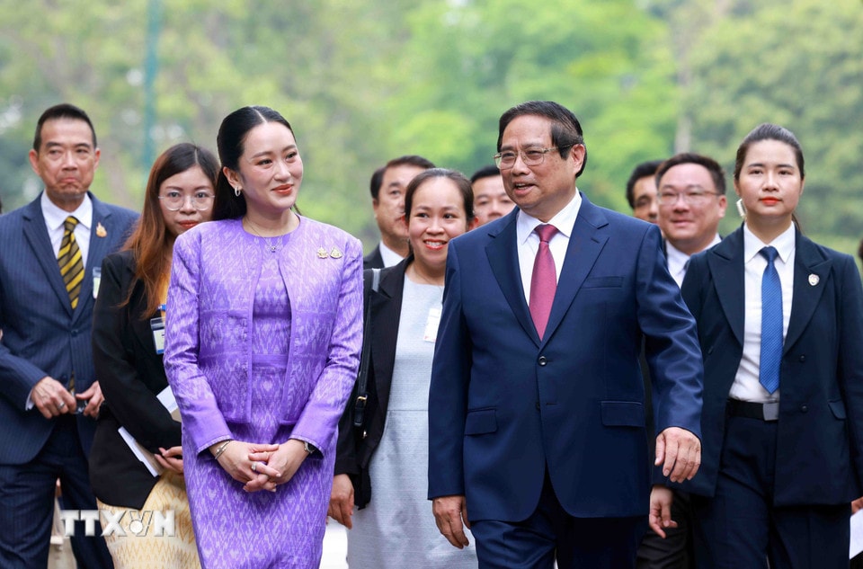 Thủ tướng Phạm Minh Chính và Thủ tướng Thái Lan Paetongtarn Shinawatra tại lễ đón. (Ảnh: Dương Giang/TTXVN)