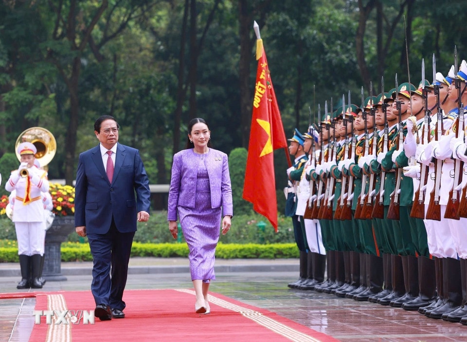 Thủ tướng Phạm Minh Chính và Thủ tướng Thái Lan Paetongtarn Shinawatra duyệt Đội danh dự Quân đội nhân dân Việt Nam. (Ảnh: Dương Giang/TTXVN)