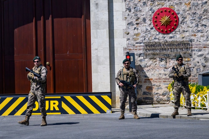 Lực lượng an ninh Thổ Nhĩ Kỳ đứng gác ngoài Cung điện Dolmabahce ở Istanbul ngày 15/5. Ảnh: AFP