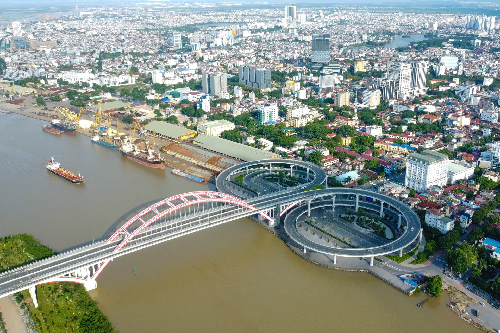 Hải Phòng vươn mình trở thành một trong những trung tâm kinh tế, văn hóa, khoa học - công nghệ và dịch vụ hàng đầu của cả nước.