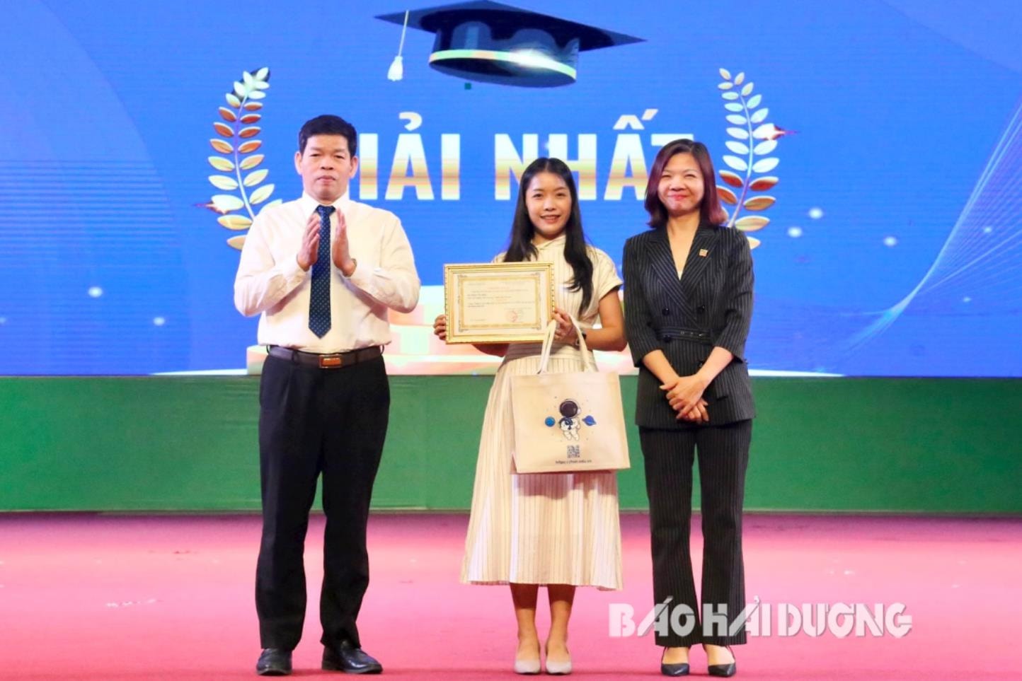 Ban tổ chức trao giải nhất cấp tỉnh cho giáo viên có thành tích xuất sắc