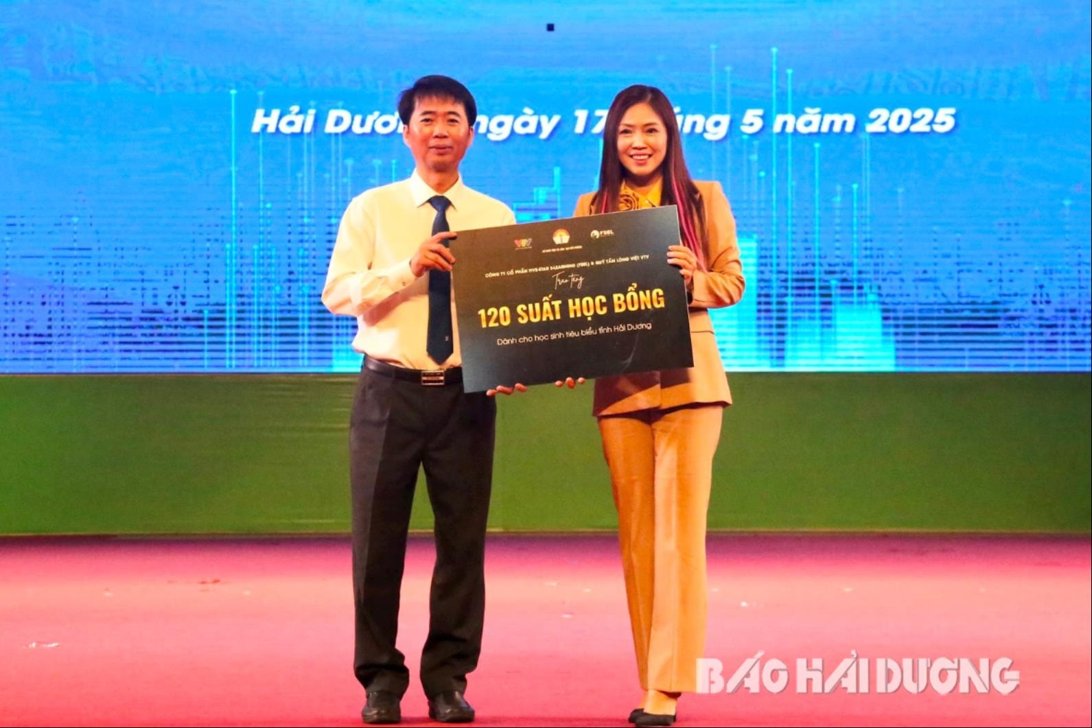 Công ty CP Five - Star E - Learning và Quỹ tấm lòng Việt VTV trao tặng cho học sinh Hải Dương 120 suất học bổng